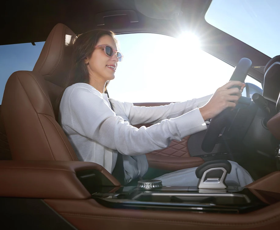 Mujer conduciendo su vehículo