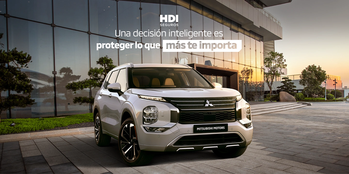 HDI Seguros. Una decisión inteligente es proteger lo que más te importa. Mitsubishi SUV frente a un edificio.
