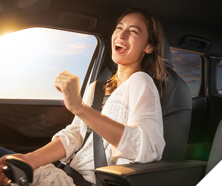 Conductora disfrutando de su Mitsubishi.