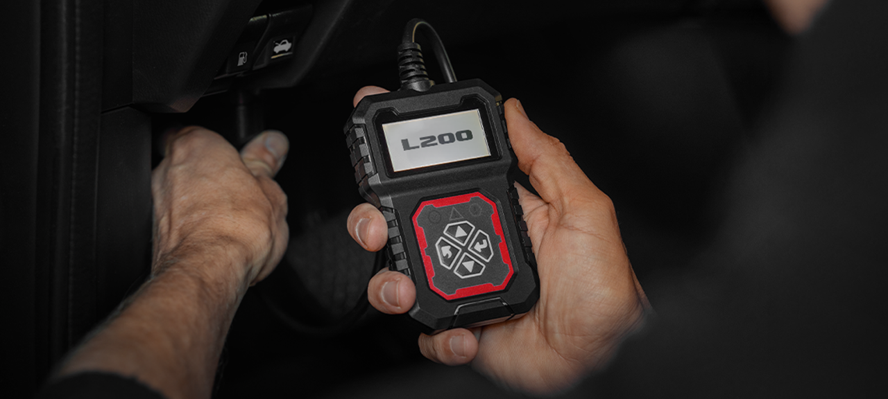 Medidor de electrónica de camioneta en una mano