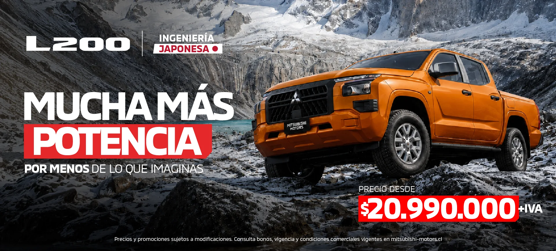 Camioneta naranja en una montaña nevada