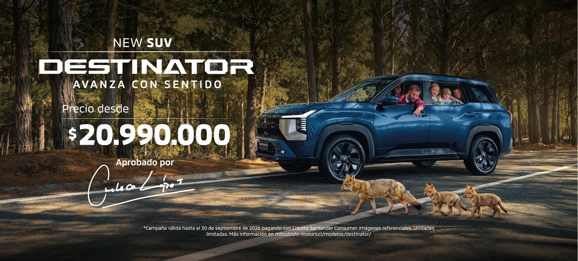 Vehículo SUV azul en una calle que cruza un bosque