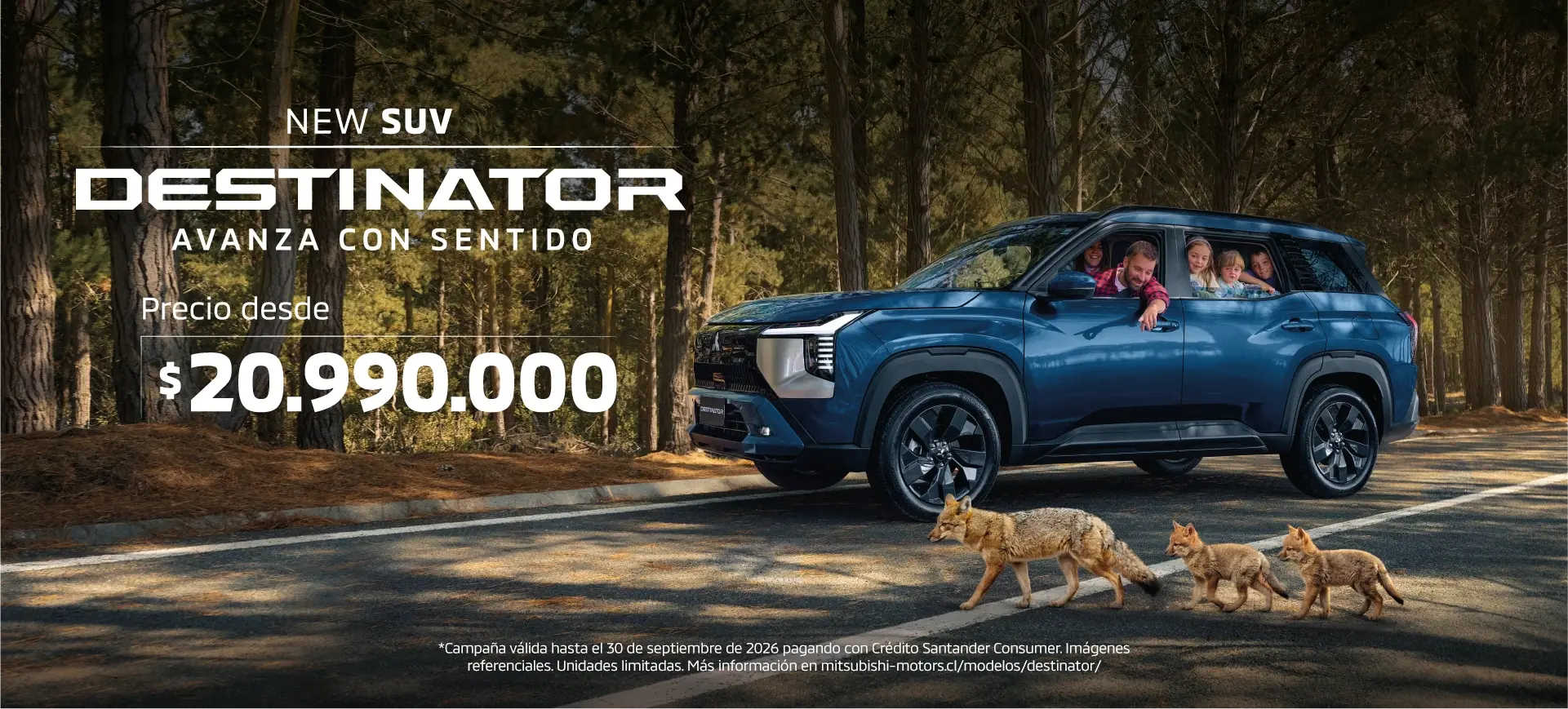 Vehículo SUV azul en una calle que cruza un bosque